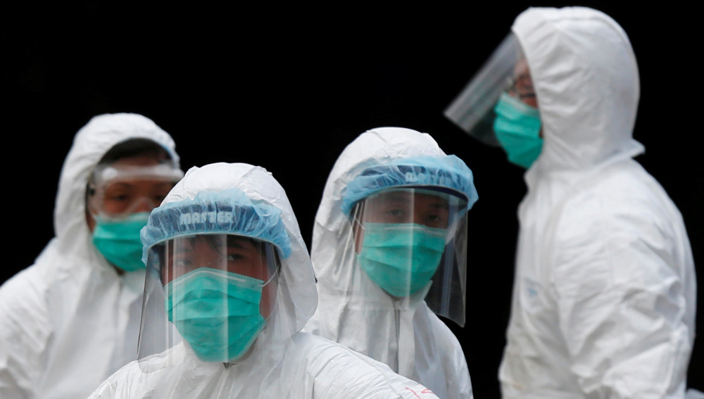Health officers in protective clothing cull poultry at a wholesale market, as trade in live poultry suspended after a spot check at a local street market revealed the presence of H7N9 bird flu virus, in Hong Kong June 7, 2016. REUTERS/Bobby Yip - RTSGBEC